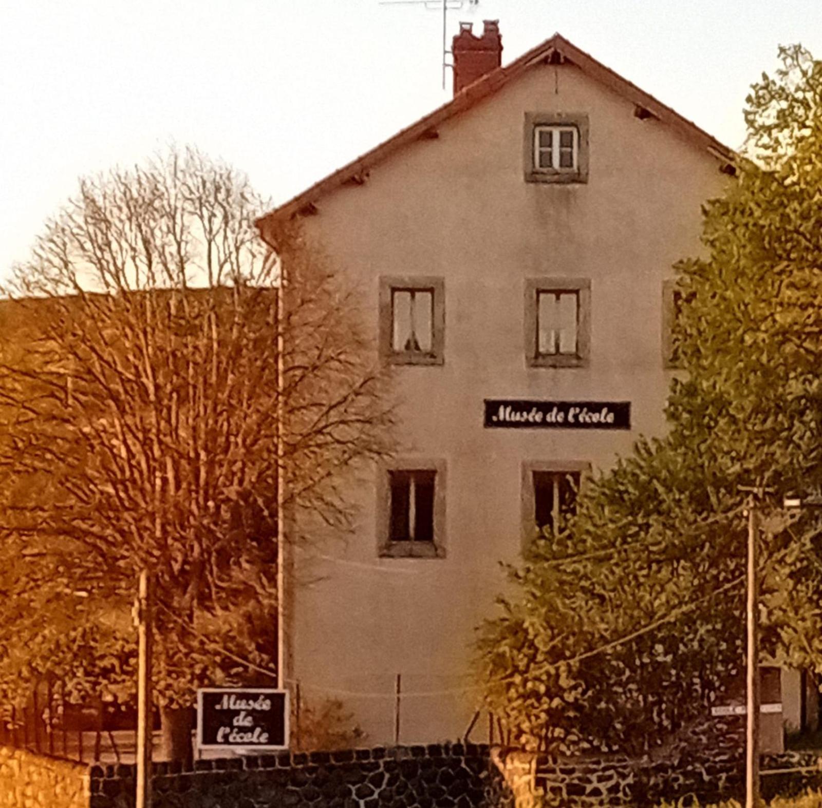 Gite Et Chambres D'Hotes Du Musee Ecole Le Monastier sur Gazeille Eksteriør billede
